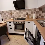 In Zentrumsnaehe Mit Balkon By Interhome بولا