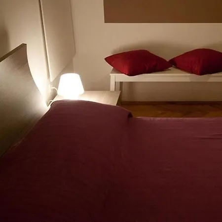 In Zentrumsnaehe Mit Balkon By Interhome * Pola