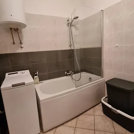 In Zentrumsnaehe Mit Balkon By Interhome Appartamento Pola