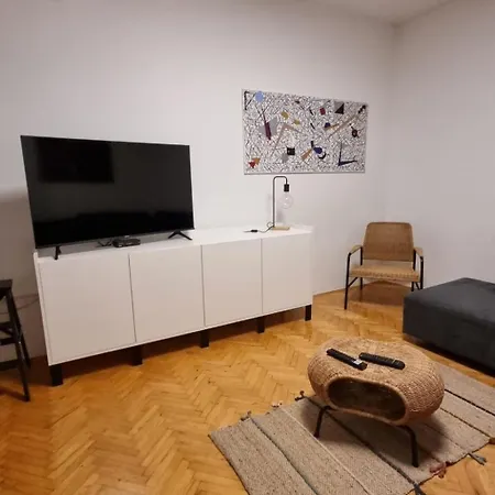 In Zentrumsnaehe Mit Balkon By Interhome Appartamento