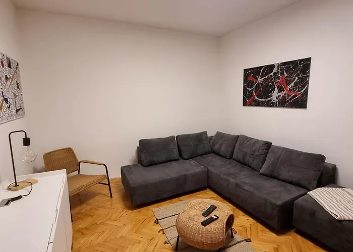 In Zentrumsnaehe Mit Balkon By Interhome Lägenhet Pula